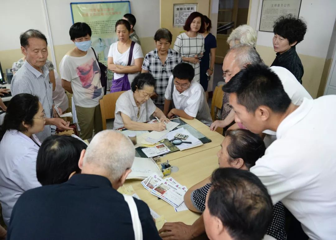 行医71年的95岁医生奶奶走了，人的一生该这样度过