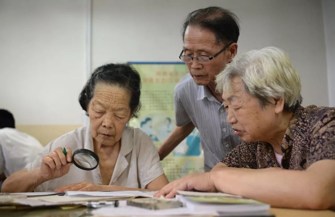 行医71年的95岁医生奶奶走了，人的一生该这样度过