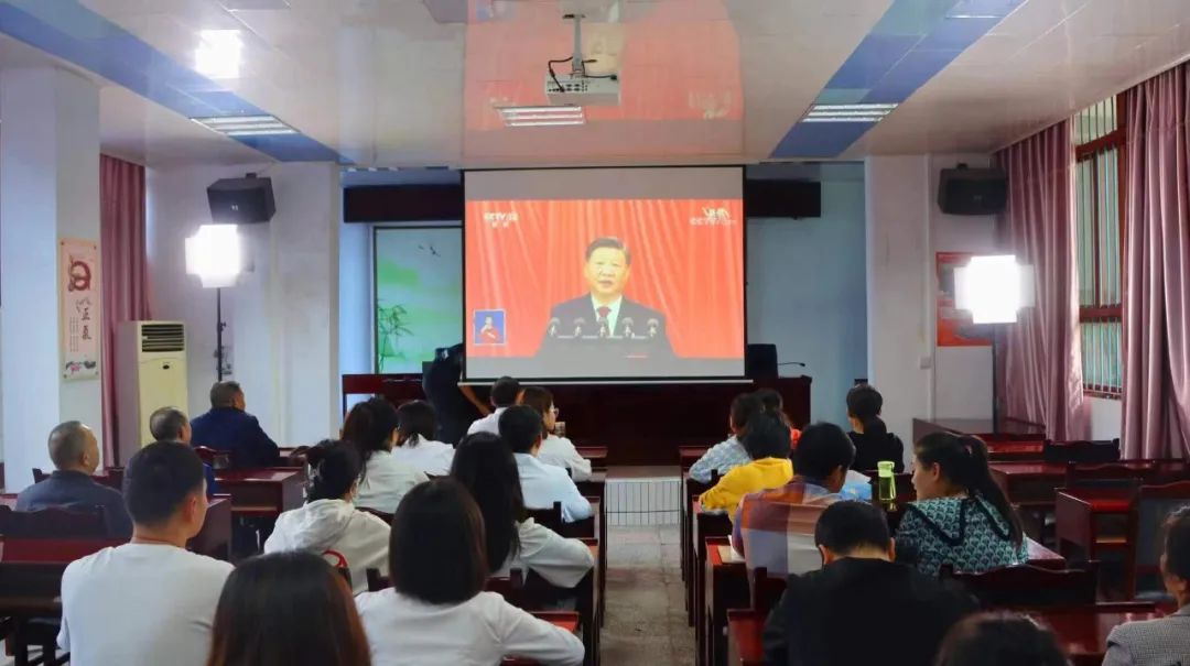 铜仁市各级团组织集中收看党的二十大开幕会
