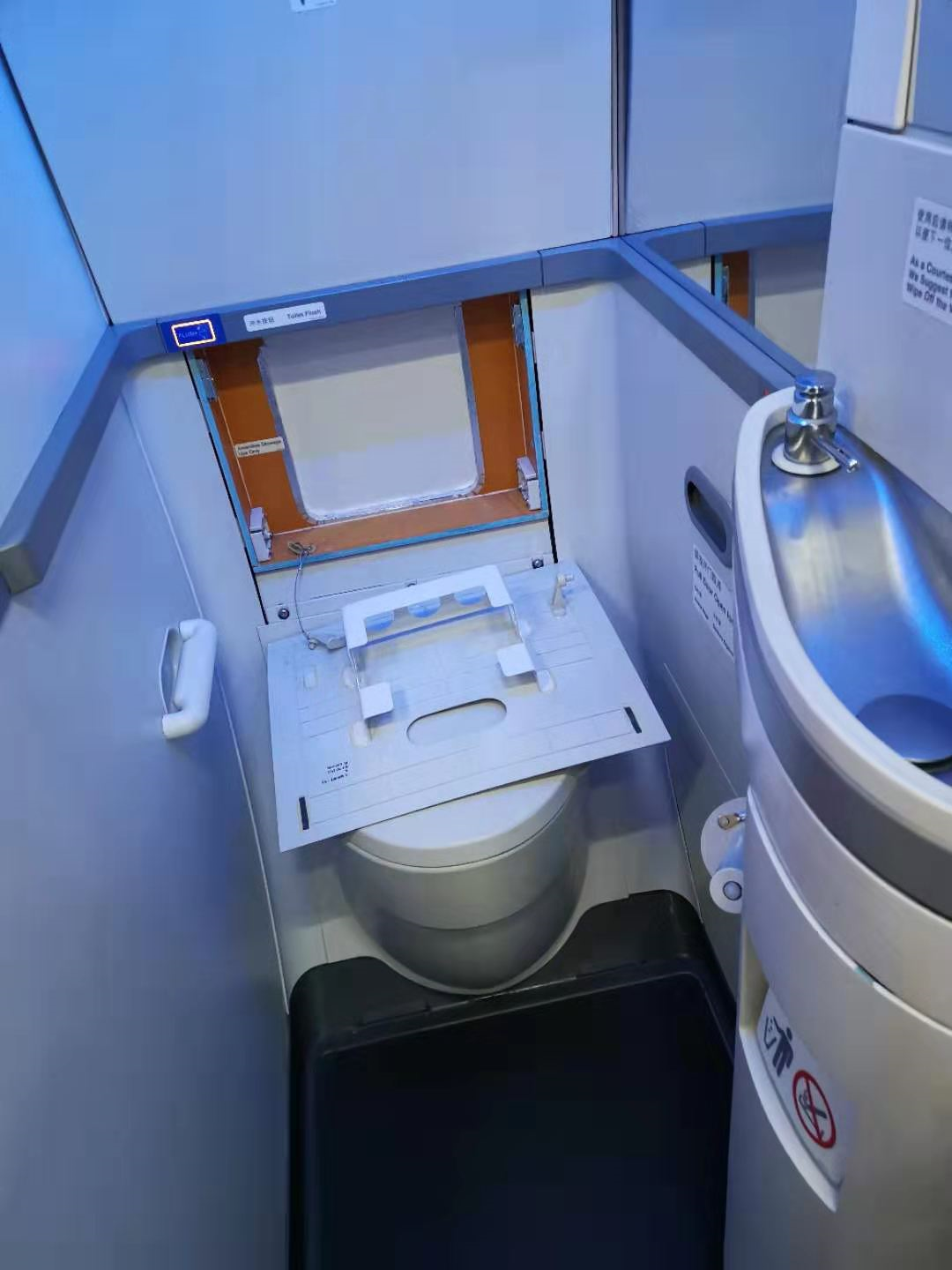 飞机上厕所里的排泄物去了哪？ - 知乎