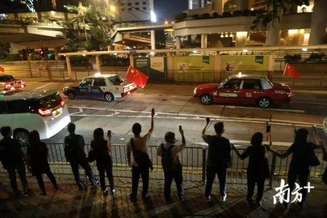 邪不压正!香港示威者搞“人链”,百辆的士彰显爱国情怀
